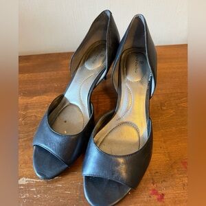 Bandolino Black Heels Classic Elegant Design